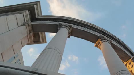 puesta de sol de columnas antiguas en verano