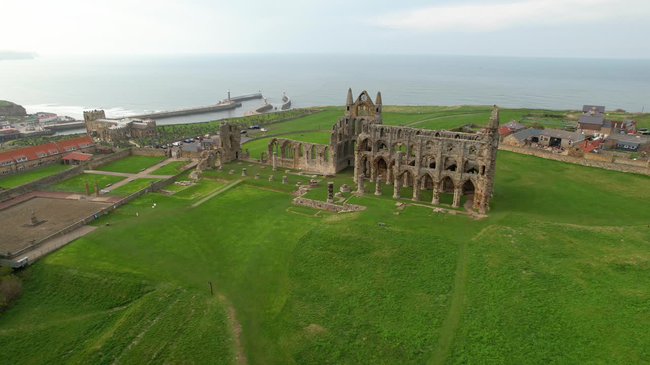 vista aérea de la abadía de whitby con césped verde en el norte de yorkshire, inglaterra, reino unido
