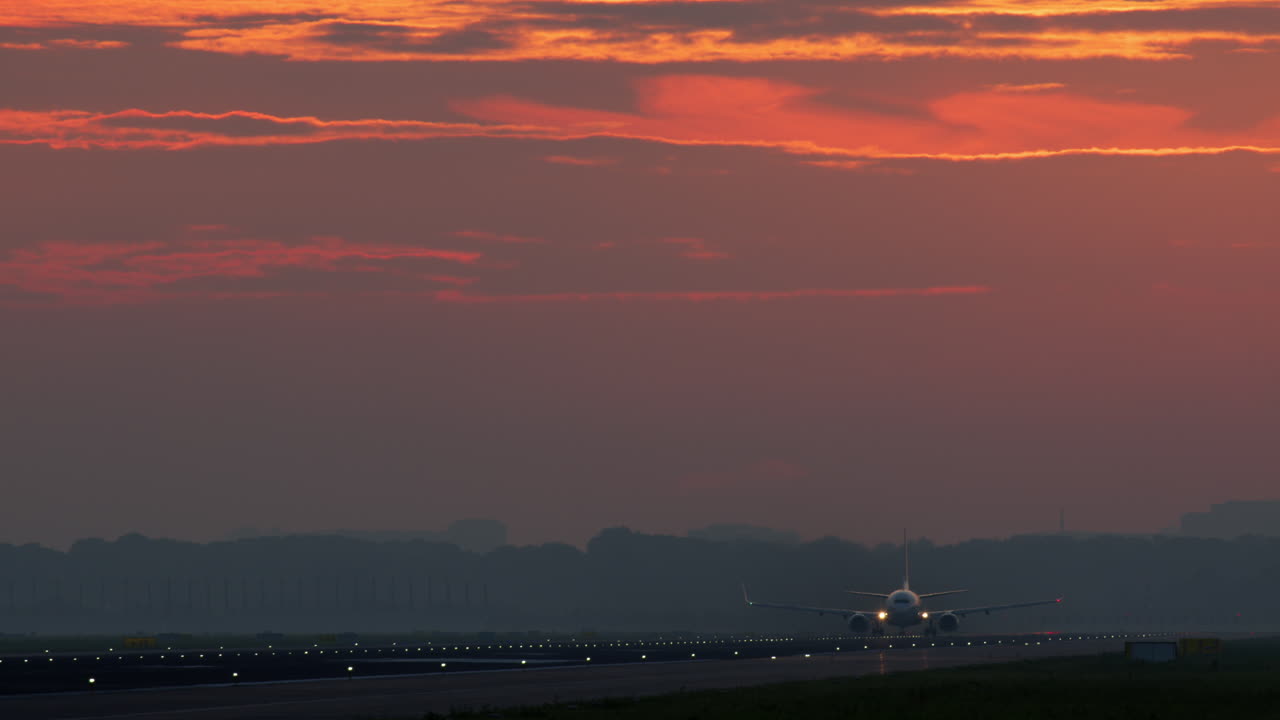 해가 지면 비행기가 이륙하고 착륙합니다.