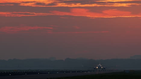 despegue y aterrizaje del avión al atardecer