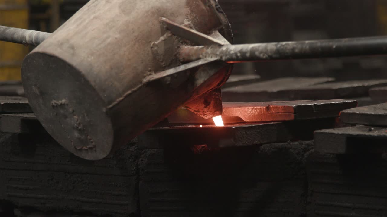 버 ⁇  에서  ⁇ 불 액체 철 을 모형 에 부어 넣는 것