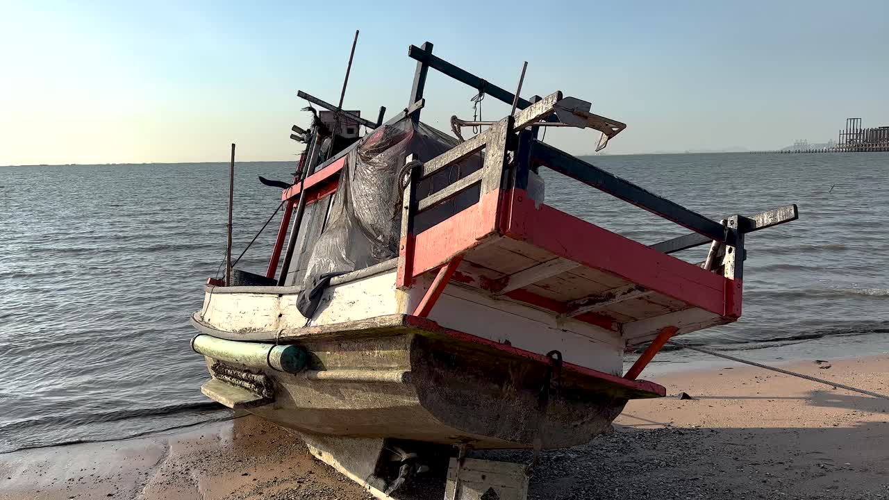 barco descansando en la playa de arena en pattaya