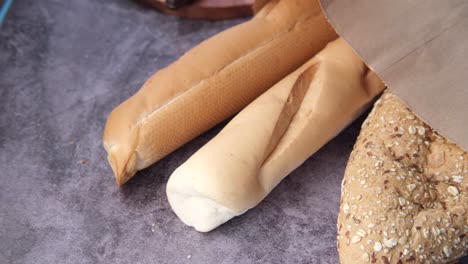 variedad de pan recién horneado en bolsa de papel