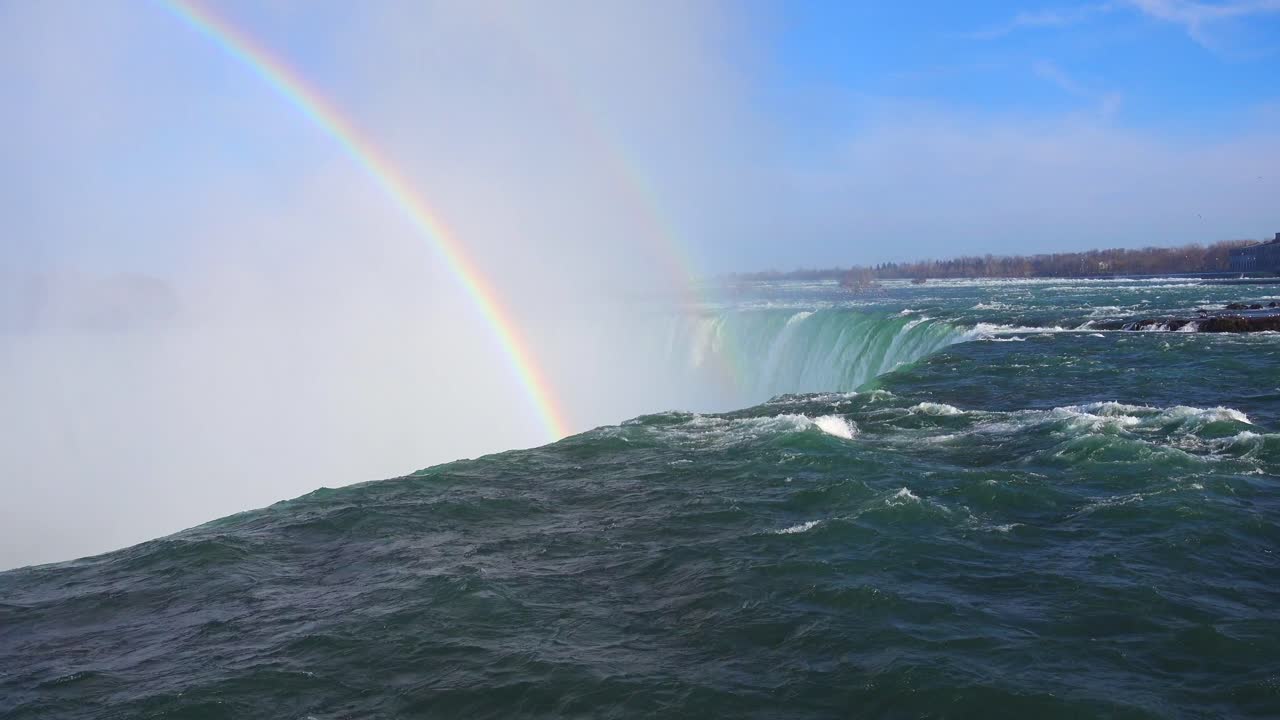 4k niagara falls niebla nube cascada de agua que fluye sobre el borde del arco iris