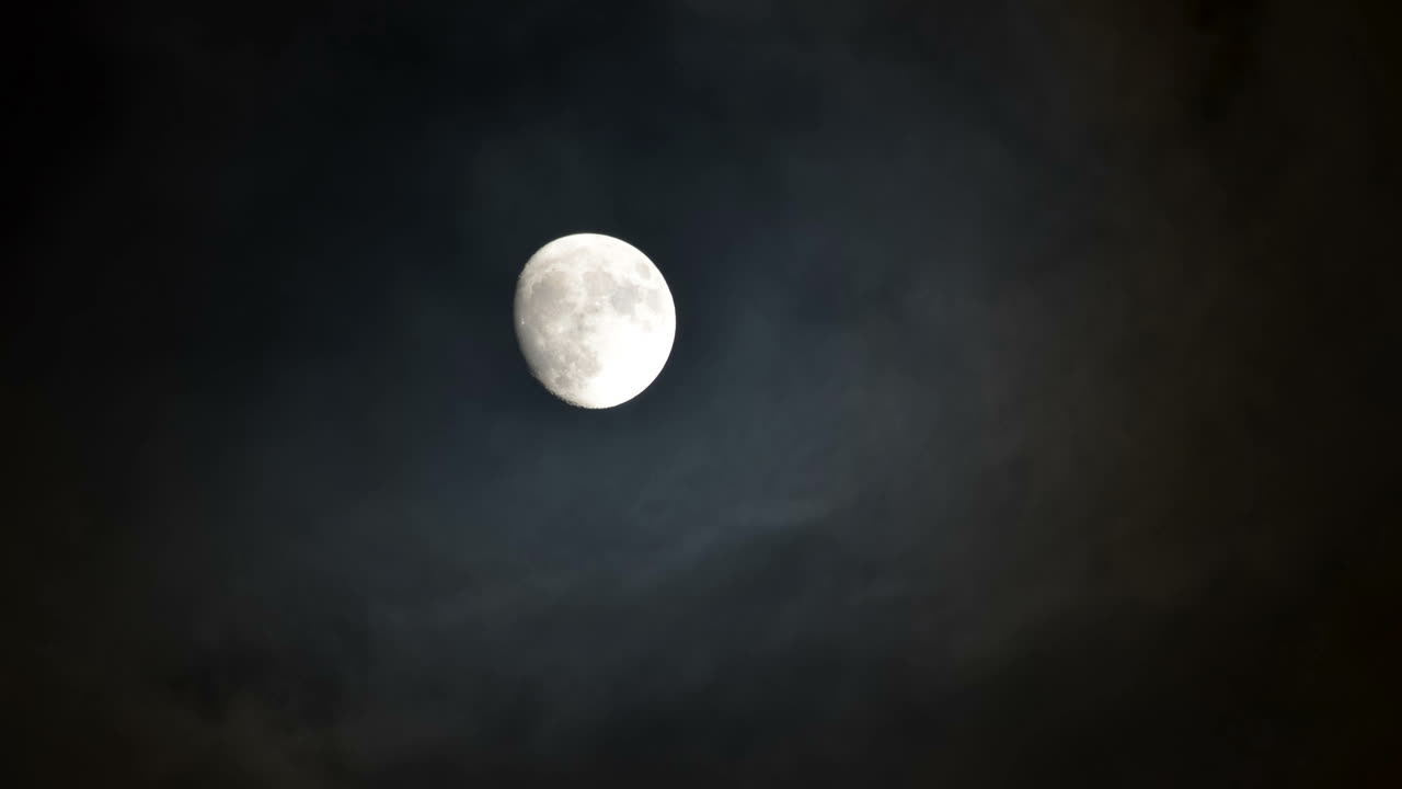 A lua no céu noturno. Gravação em timelapse