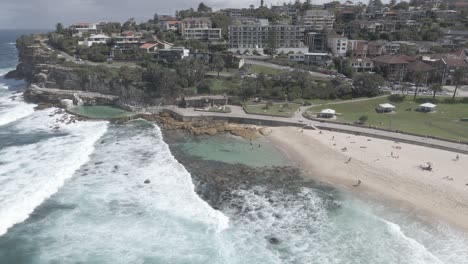 Panorama-De-La-Playa-De-Bronte-Con-Piscina-Oceánica-En-Bronte-Park-En-Los-Suburbios-Del-Este,-Sydney,-Nueva-Gales-Del-Sur,-Australia