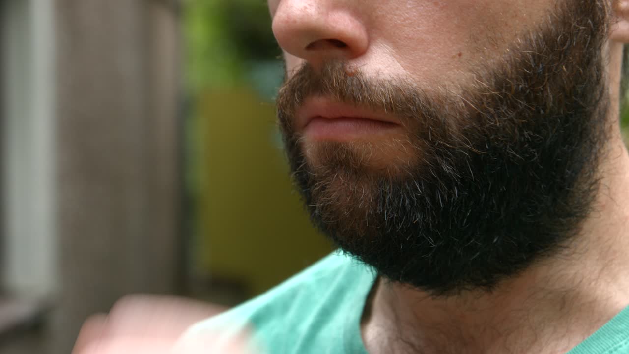 hombre barbudo que tose con el virus del resfriado