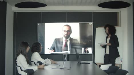 reunión de empresarias con el director ejecutivo barbudo durante una videoconferencia