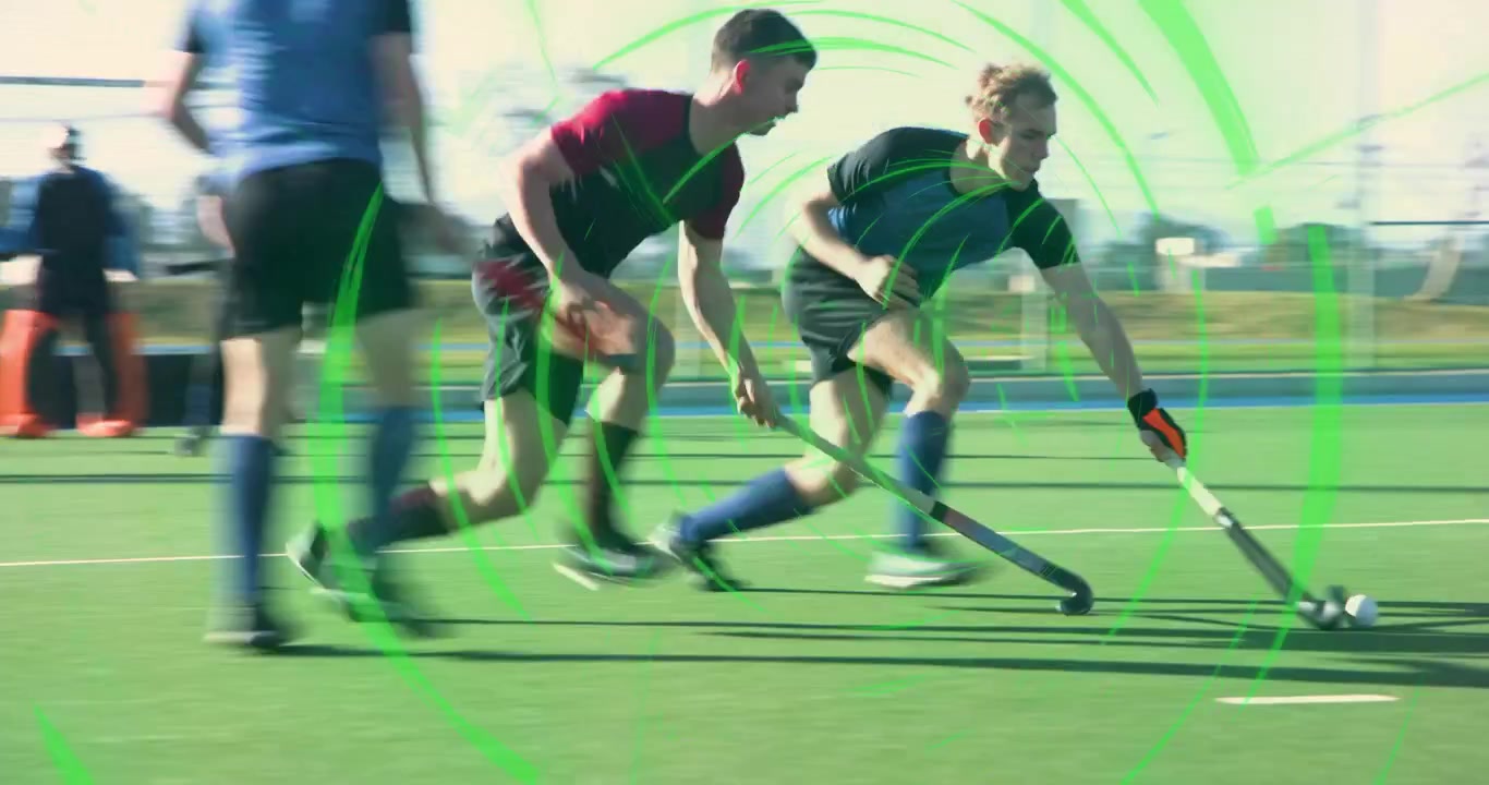 Speler in zwart uniform verzamelt hockeybal, dribbelt dan in de aanval, met data-overlay die het pad volgt.