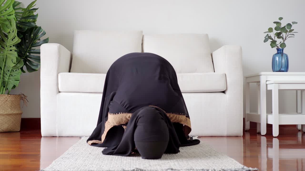 아시아 의 무슬림 여성 이 집 에서 기도 하고 드리고 있다