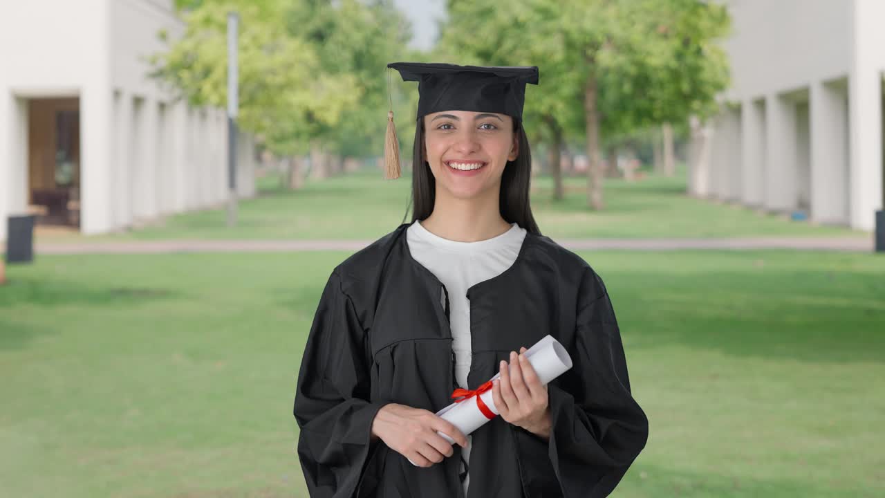 feliz chica graduada de la universidad india con un título