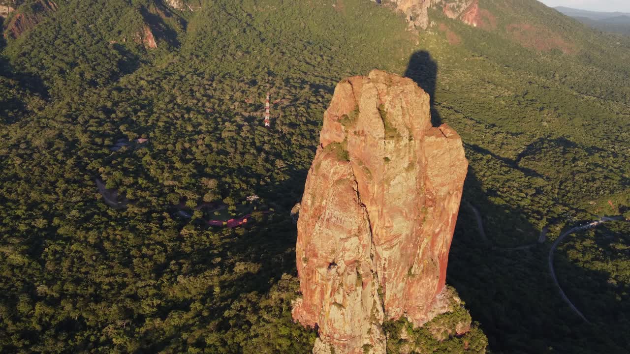 골든 아워 에어리: 바위 타워가 볼리비아 숲에 저녁 그림자를 던집니다.