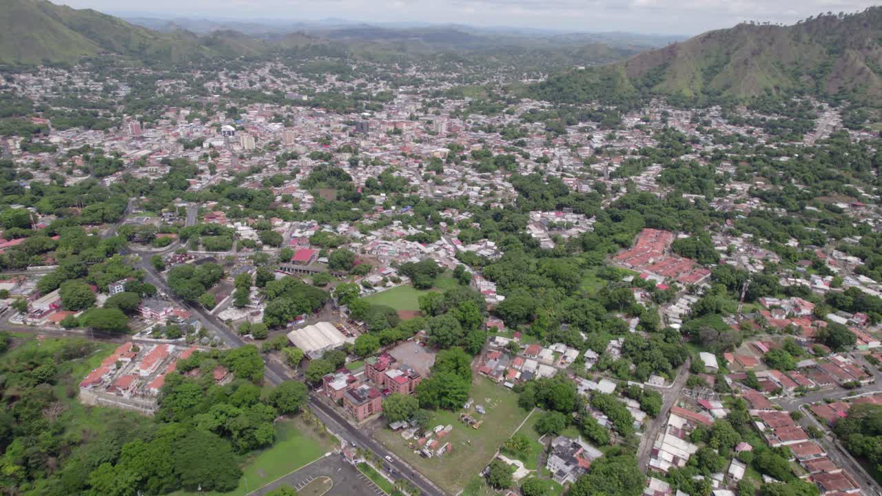 Ripresa aerea inclinata verso l'alto del vivace paesaggio urbano di San Juan de Los Morros in Venezuela