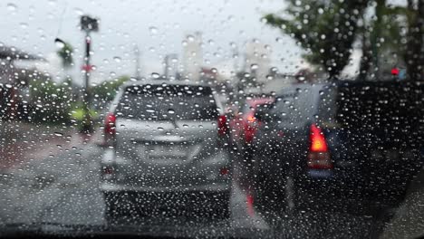 Highway-traffic-situation-when-it-rains