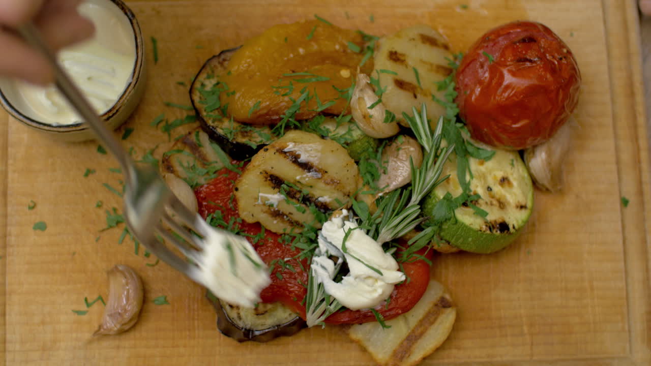 그릴 된 채소 를 먹는 것