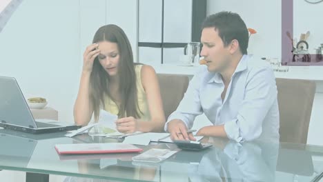 animación de formas sobre una pareja caucásica contando dinero