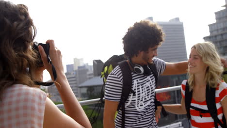 chica hipster tomando sus amigos en la foto