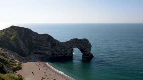 turistas tomando el sol en la playa de durdle door en la costa jurásica cerca de lulworth en dorset, inglaterra