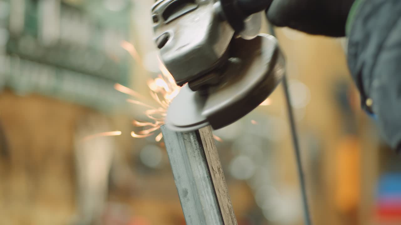 금속 산업 공장에서 샌더로 금속 연삭