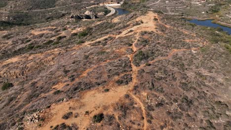 Drone-Aéreo-Cámara-Lenta-Vista-Superior-De-Las-Colinas-De-Calavera-En-Carlsbad-California-Y-Las-Casas-De-La-Costa-Que-Viven-Al-Lado-De-La-Costa,-El-área-Ofrece-6-Millas-De-Senderos-Para-Caminatas-Y-Ciclismo-De-Tierra