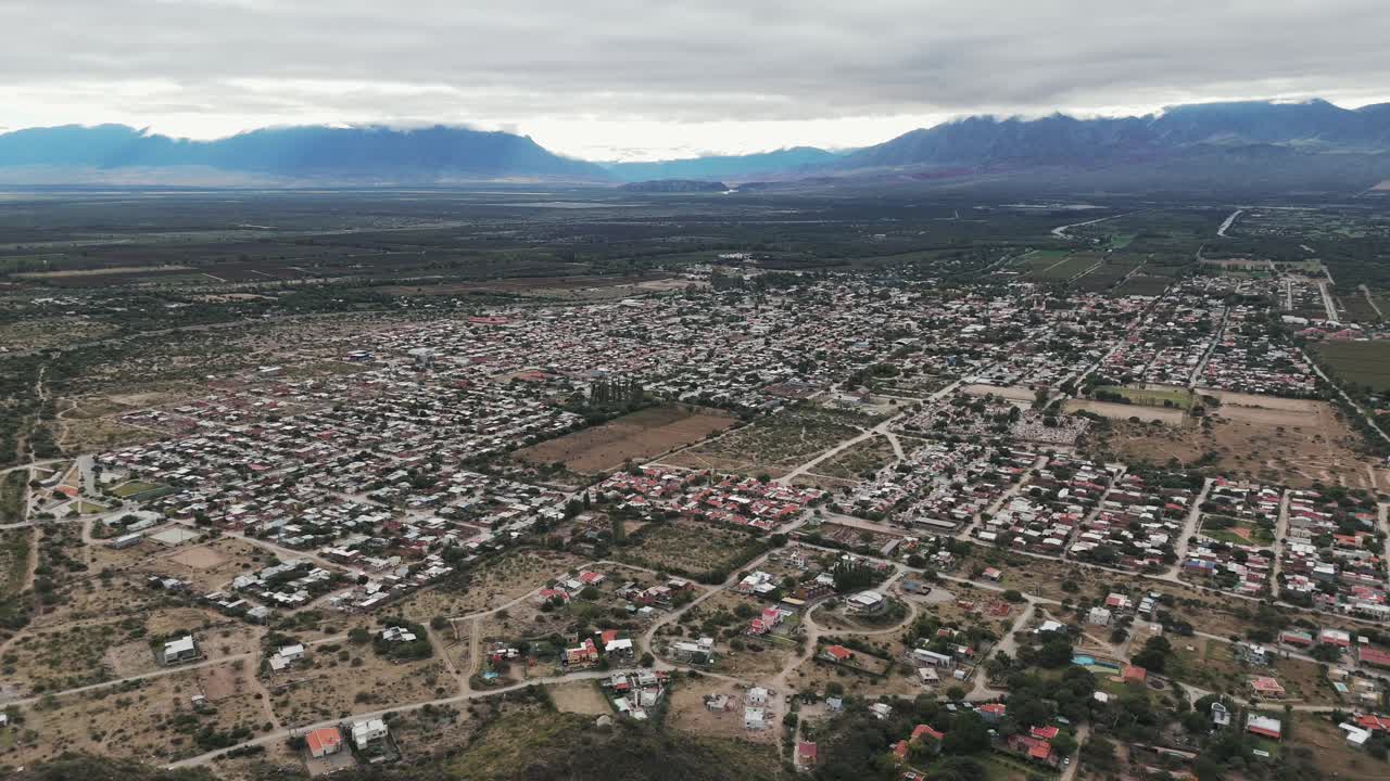 vista aérea con avión no tripulado volando hacia atrás de la ciudad de cafayate, en salta, argentina