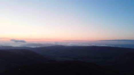 Toma-Panorámica-De-Alto-ángulo-Sobre-Las-Tierras-Altas-En-El-Parque-Nacional-Del-Distrito-Pico-Durante-La-Noche