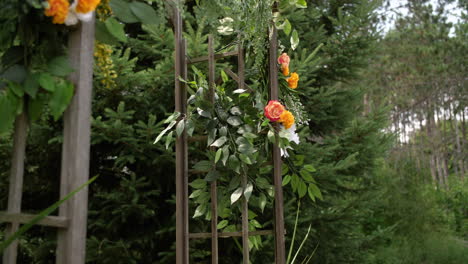 Blumen-Und-Blätter-In-Einen-Hölzernen-Torbogen-Eingewebt