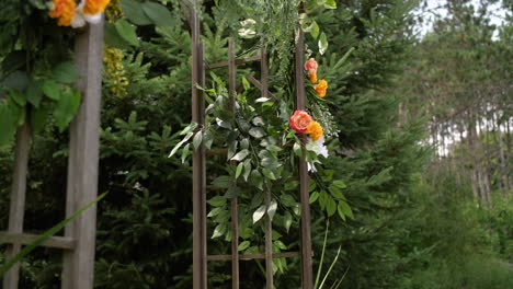 flores y hojas tejidas en un arco de madera