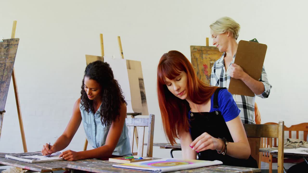 4k 그림을 그리는 예술가들을 돕는 그림 선생님