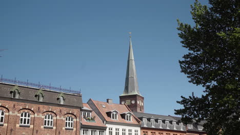 Iglesia-En-El-Centro-De-La-Ciudad-De-Aarhus,-Dinamarca-En-Un-Día-Soleado