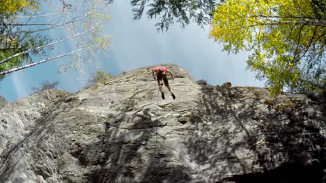 Escalador-Descendiendo-Desde-El-Acantilado-4k