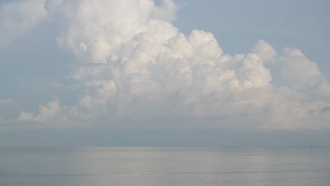 agua de mar bajo un cielo azul.