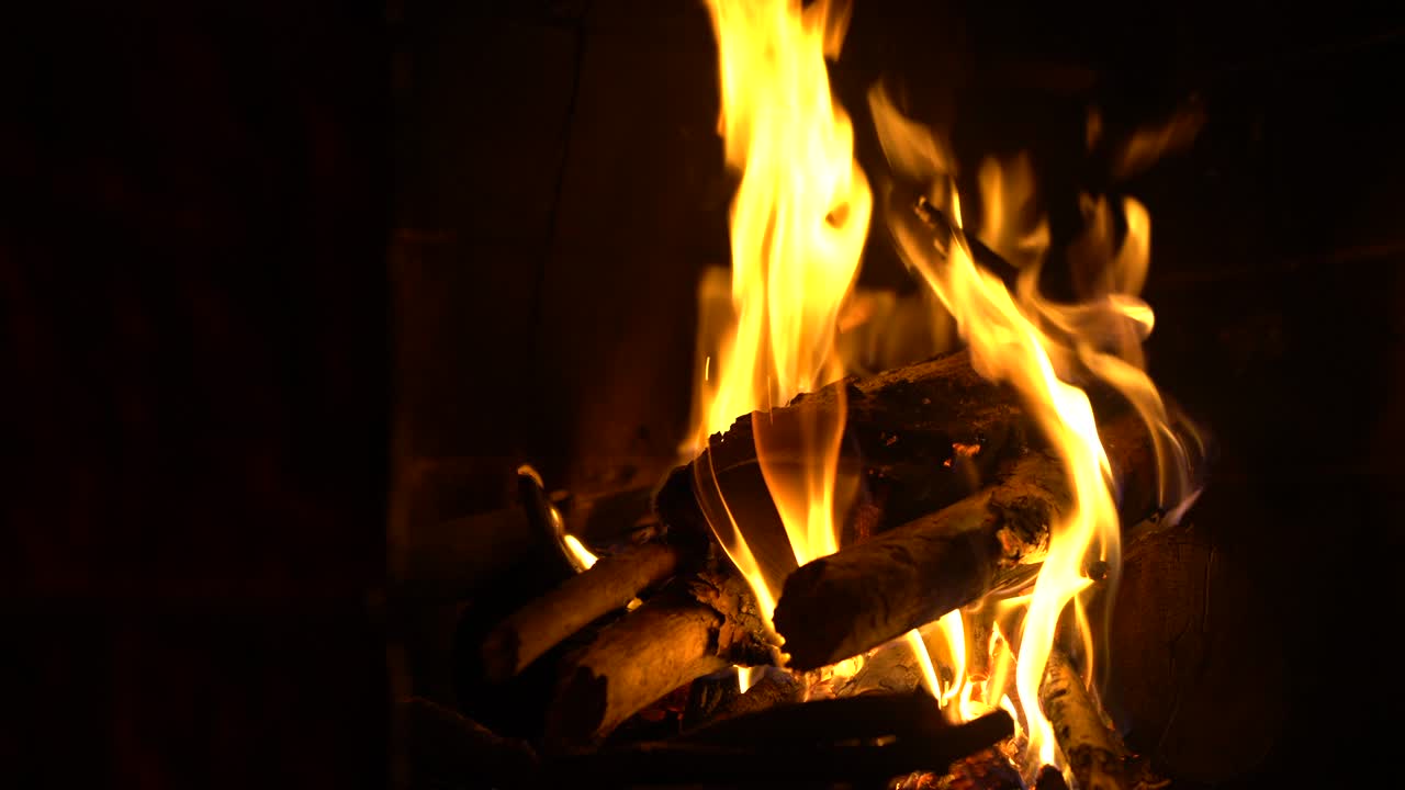 편안한 벽난로, 불에 나무를 넣는 것, 부드러운 카메라 움직임