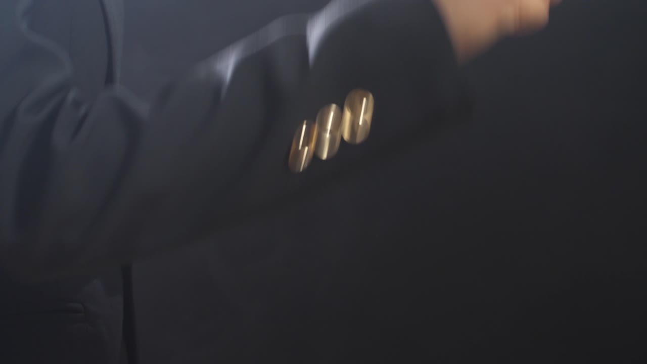 피아노를 연주하는 사람