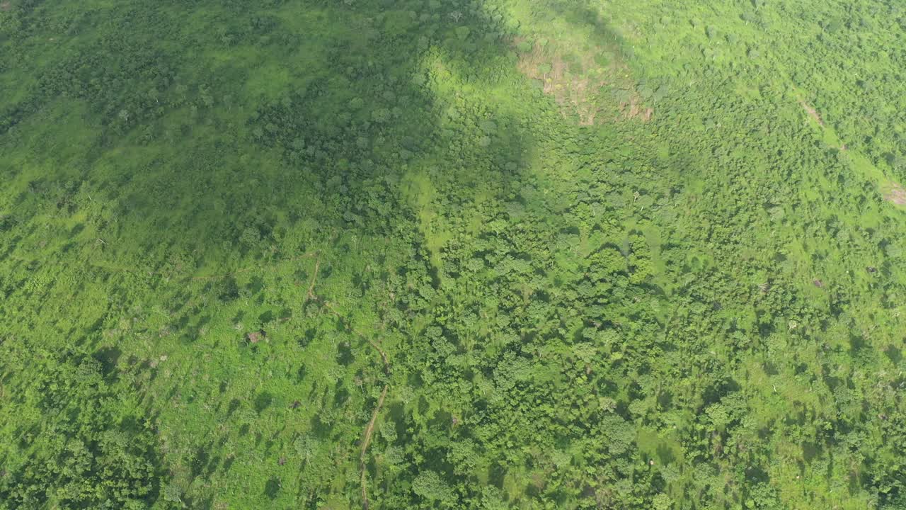 Toma aérea de un paisaje impresionante bajo un cielo nublado