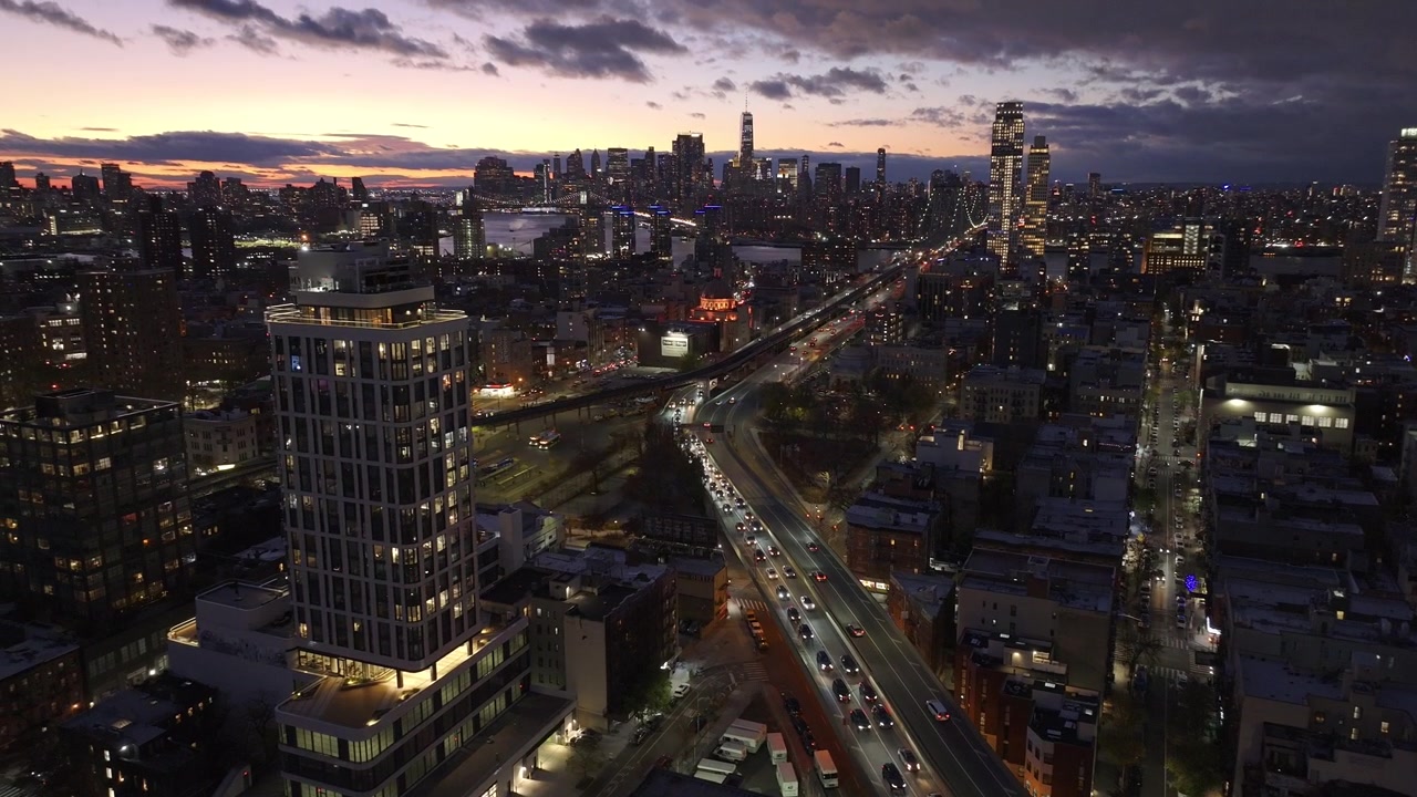Vista aérea de Williamsburg, Brooklyn à noite. Filmado em Nova York
