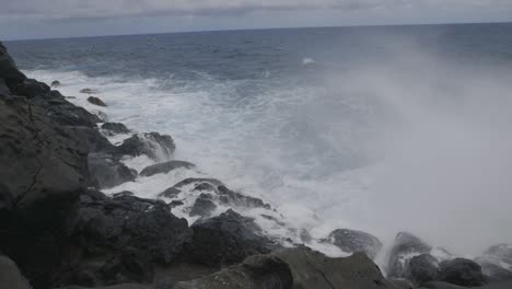 olas rompiendo y aplastando las rocas