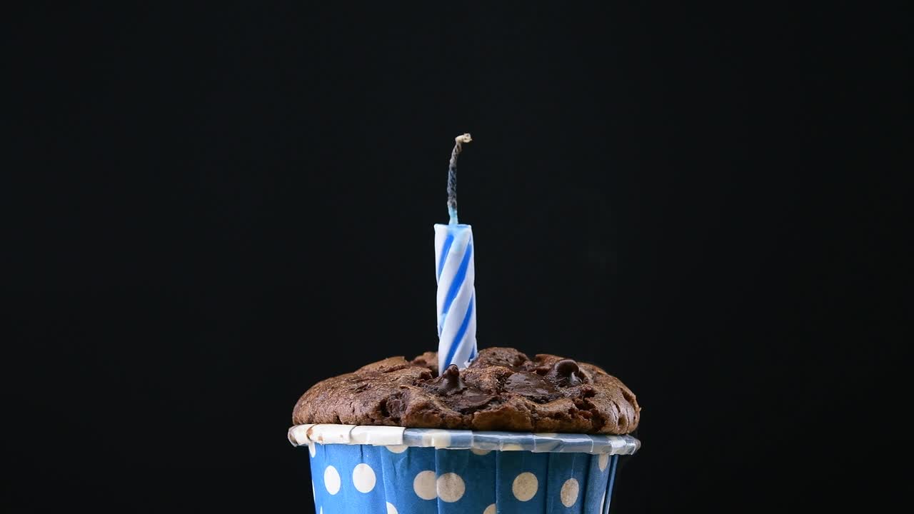 fiesta de pasteles con vela en fondo azul cinemagraph bucle sin costuras.
