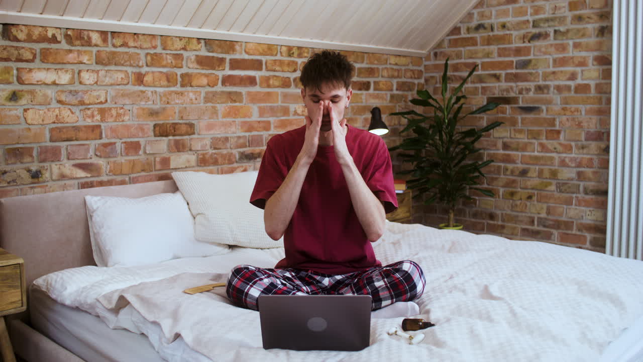 침실에 있는 남자