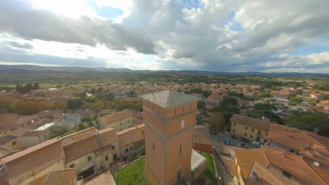 Bandada-De-Pájaros-Volando-Sobre-Comuna-Pueblo-De-Bettole-En-Sinalunga,-Toscana,-Italia