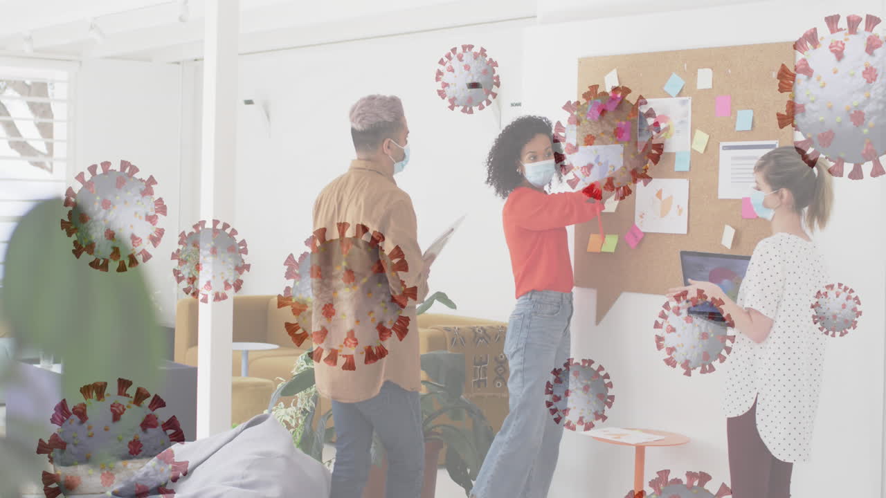 사무실에서 마스크를 착용한 동료들과 함께 떠다니는 코로나19 세포의 애니메이션