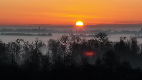 Salida-Del-Sol-Sobre-La-Niebla,-Krimpenerwaard,-Países-Bajos.-Bosque.-Campos