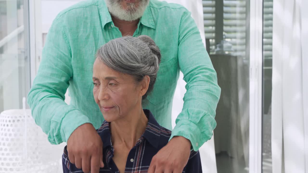 집 에서 즐거운 시간 을 보내고 있는 성숙 한 부부