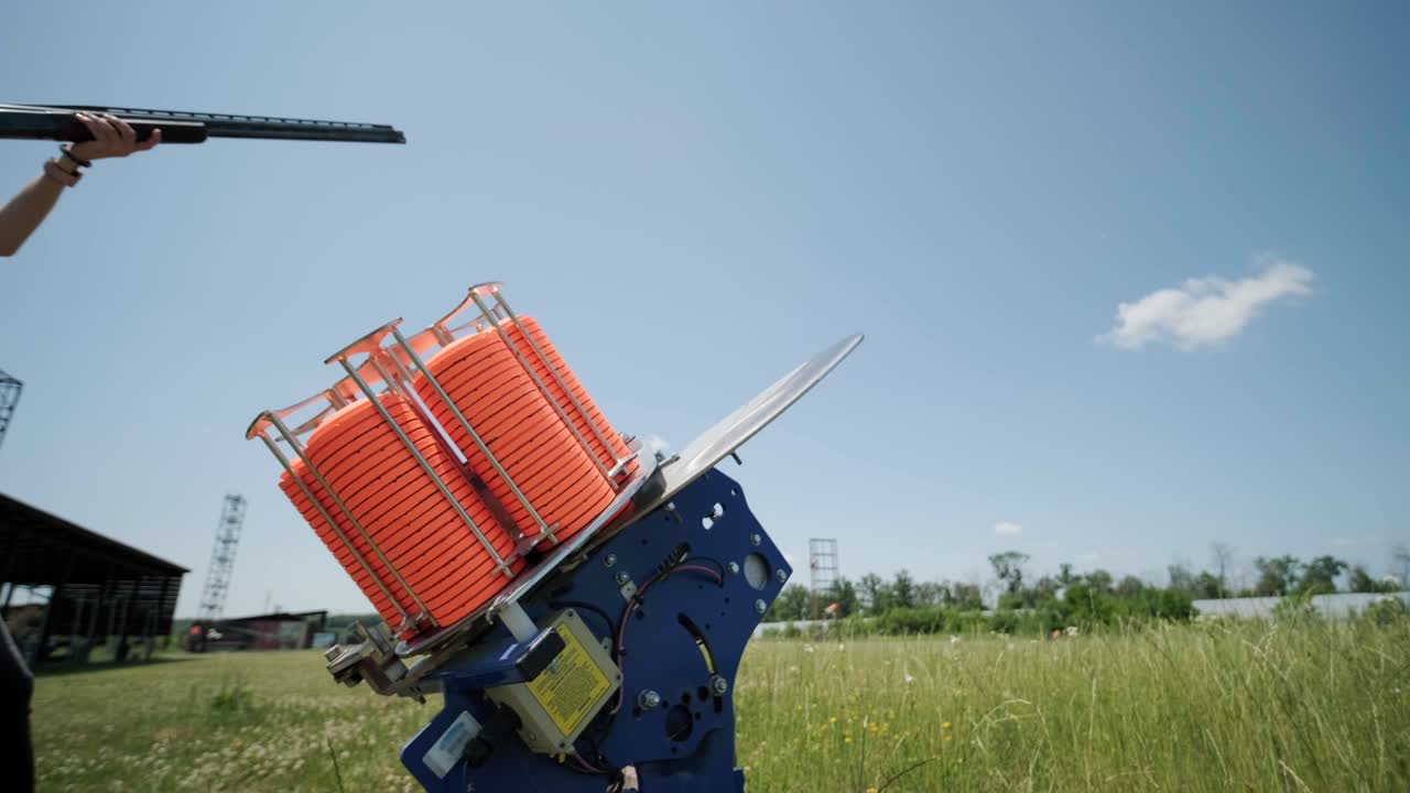 에서 천천히 움직이는 점토 비둘기, 판에 벤치 촬영, 판에 v-log 벤치 슈팅, 판을 던지는 자동 기계, 벤치 쇼팅을위한 던지기 기계.