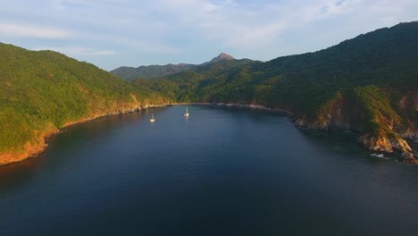 Panorámica-Sobre-Un-Magnífico-Fondeadero-Protegido-En-Un-Día-Tranquilo-En-Carrical-Cerca-De-Manzanillo-México-Al-Atardecer