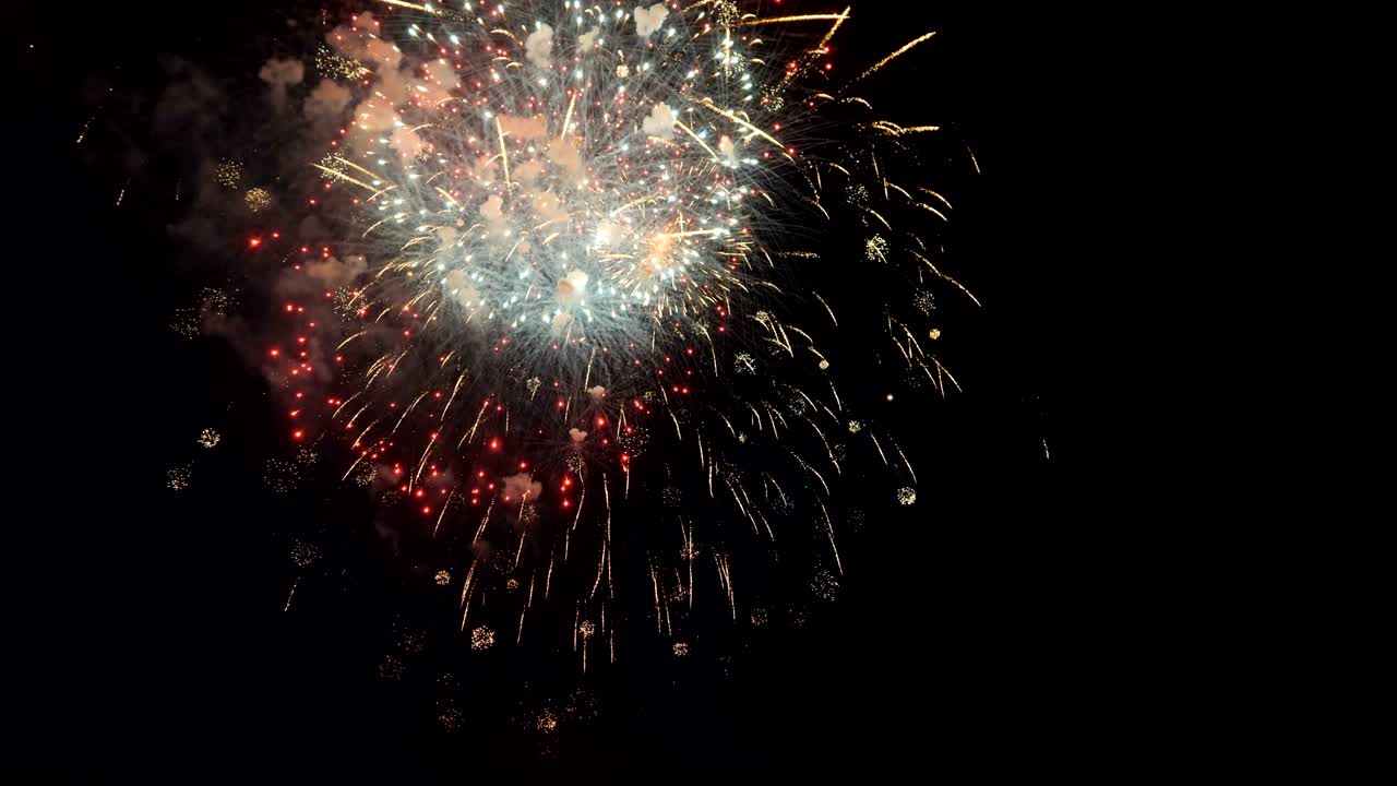 hermosos fuegos artificiales de colores. celebración