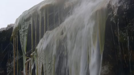 cascada de agua que cae en el bosque nacional de boise durante el invierno - de cerca