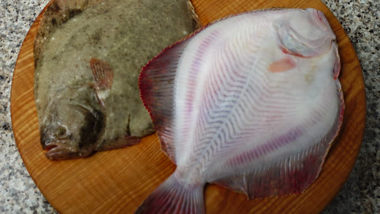Cá bơn trên thớt. Quay trong chuyển động.