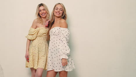 dos mujeres con vestidos de verano