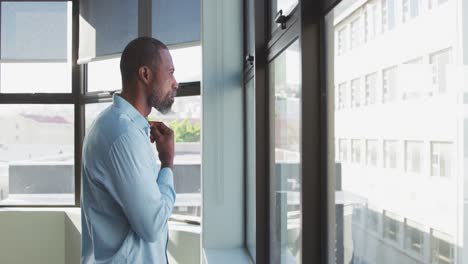 Businessman-looking-away-in-modern-office